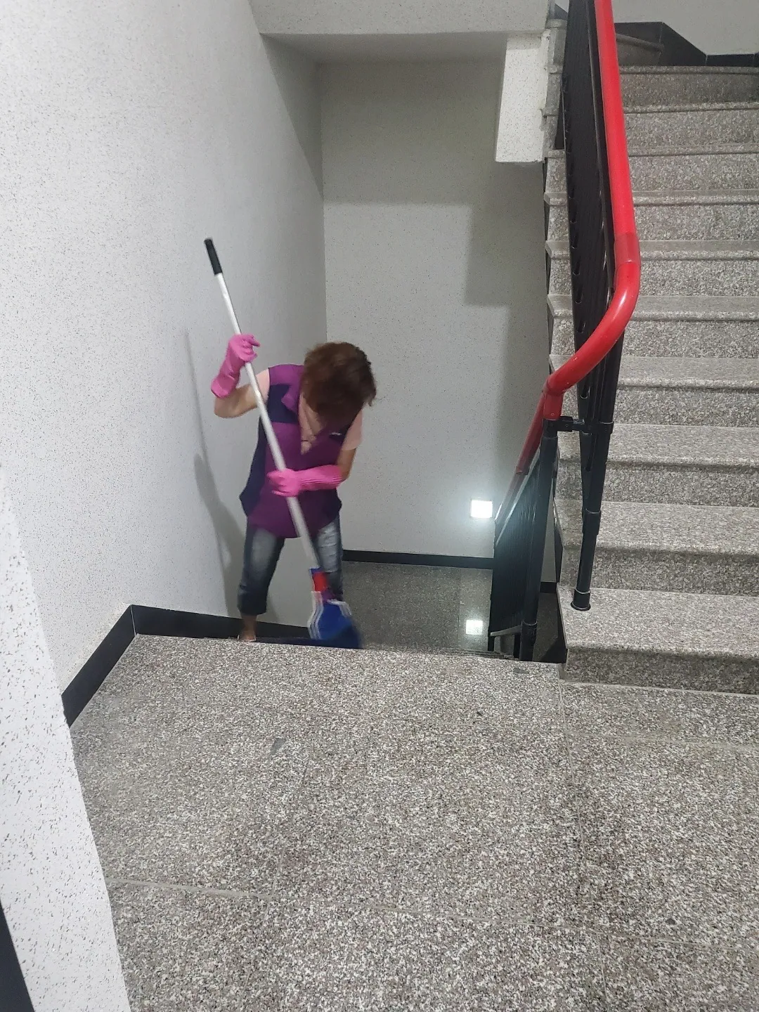 건물 공용부 미화 현장: 화장실·복도·계단부터 외부까지