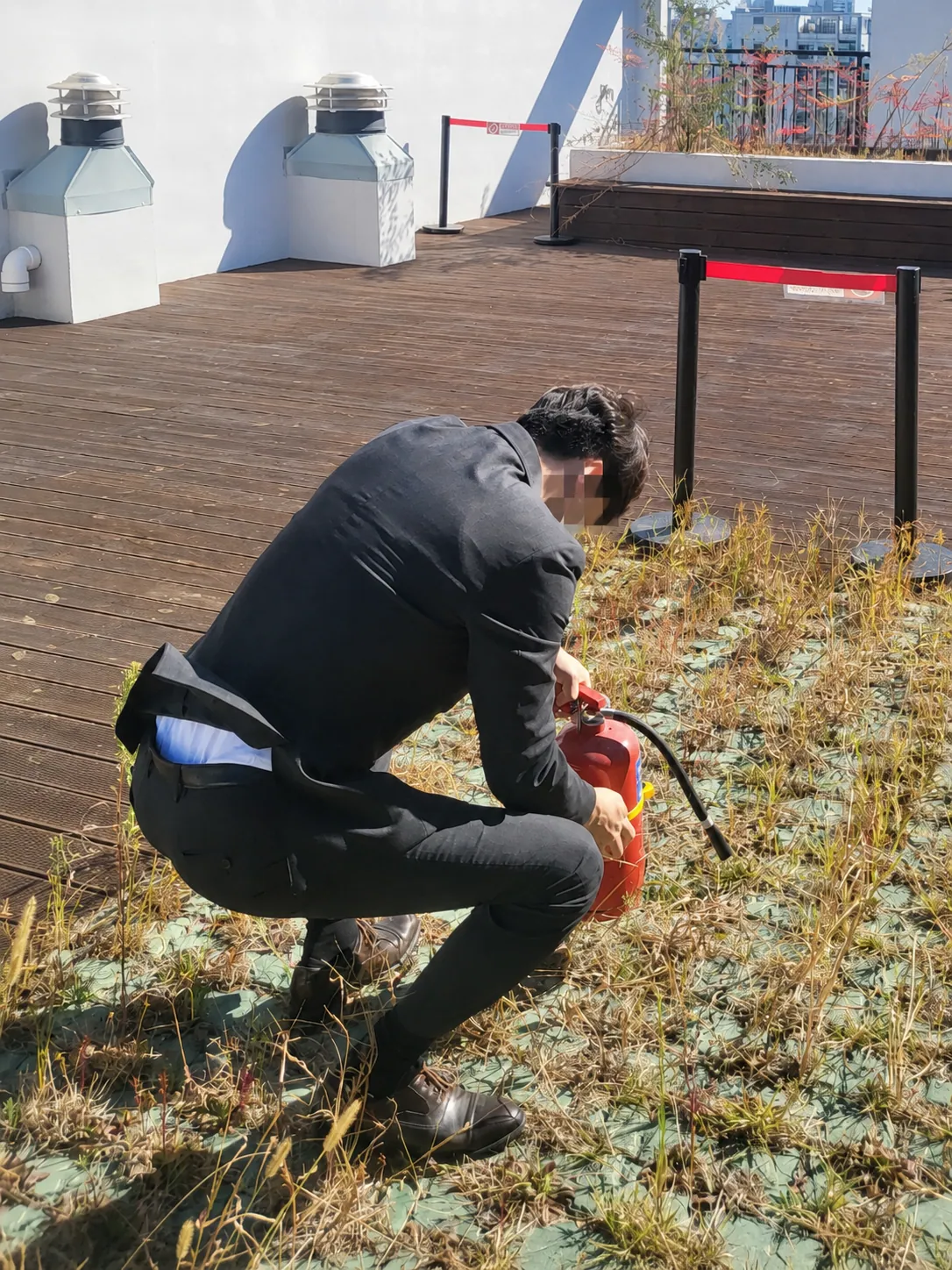 옥상에서 소화기 안전핀과 분사 준비 상태를 확인하는 참가자