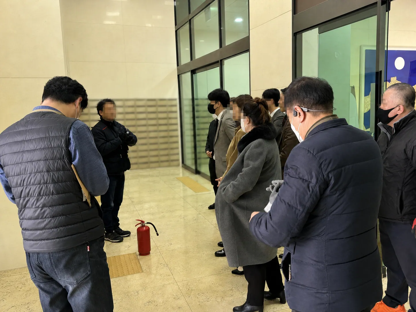 소화기와 옥내소화전 사용 순서를 듣는 소방안전교육 참가자들