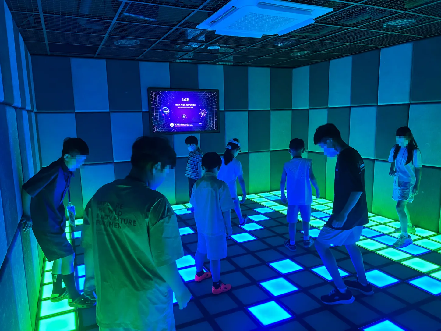 LED 바닥 화면에서 활동하는 액티브 플로어 체험존